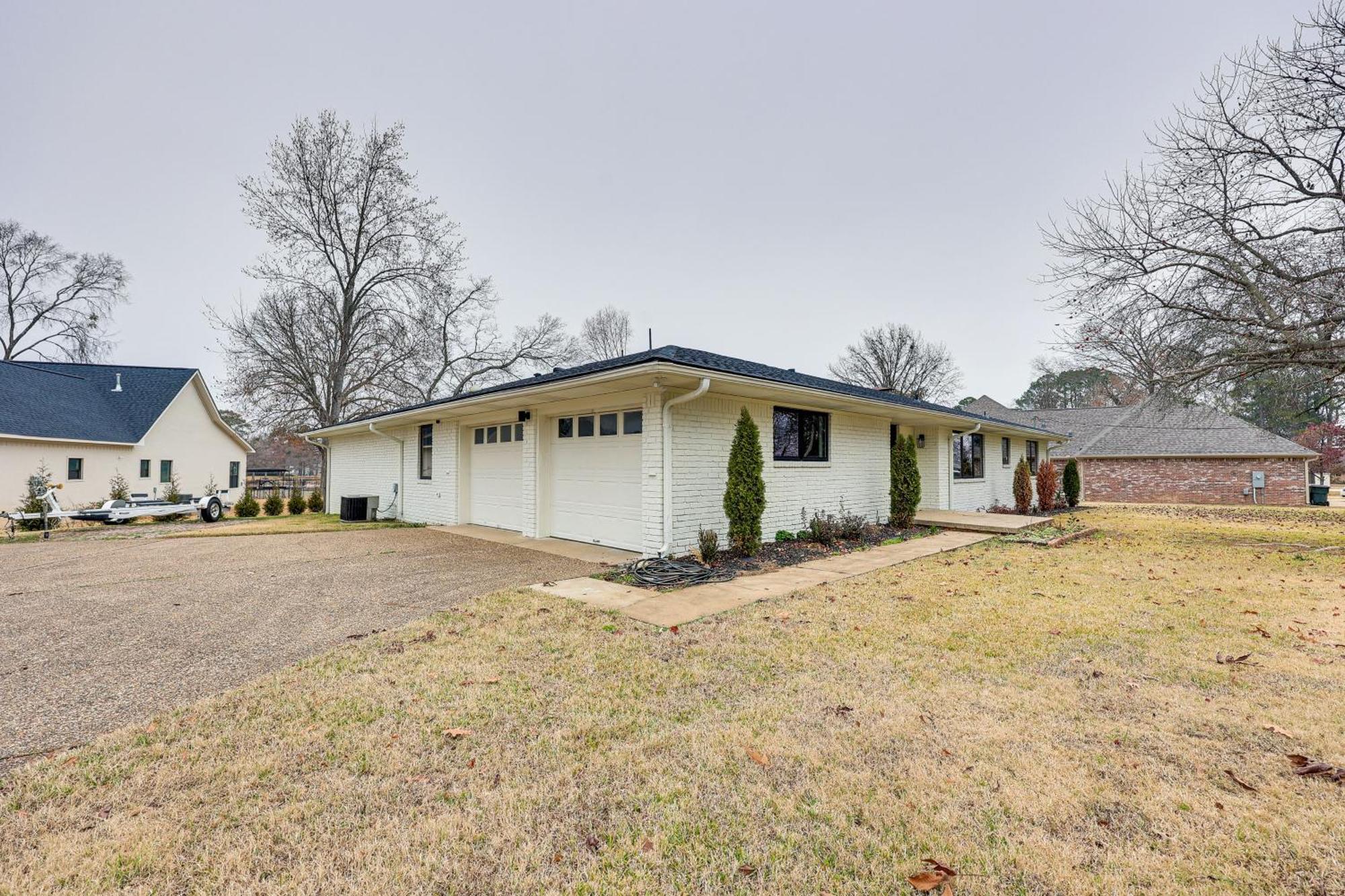 Grand Lakefront Home In Hot Springs With Boat Dock! Lake Hamilton Екстериор снимка