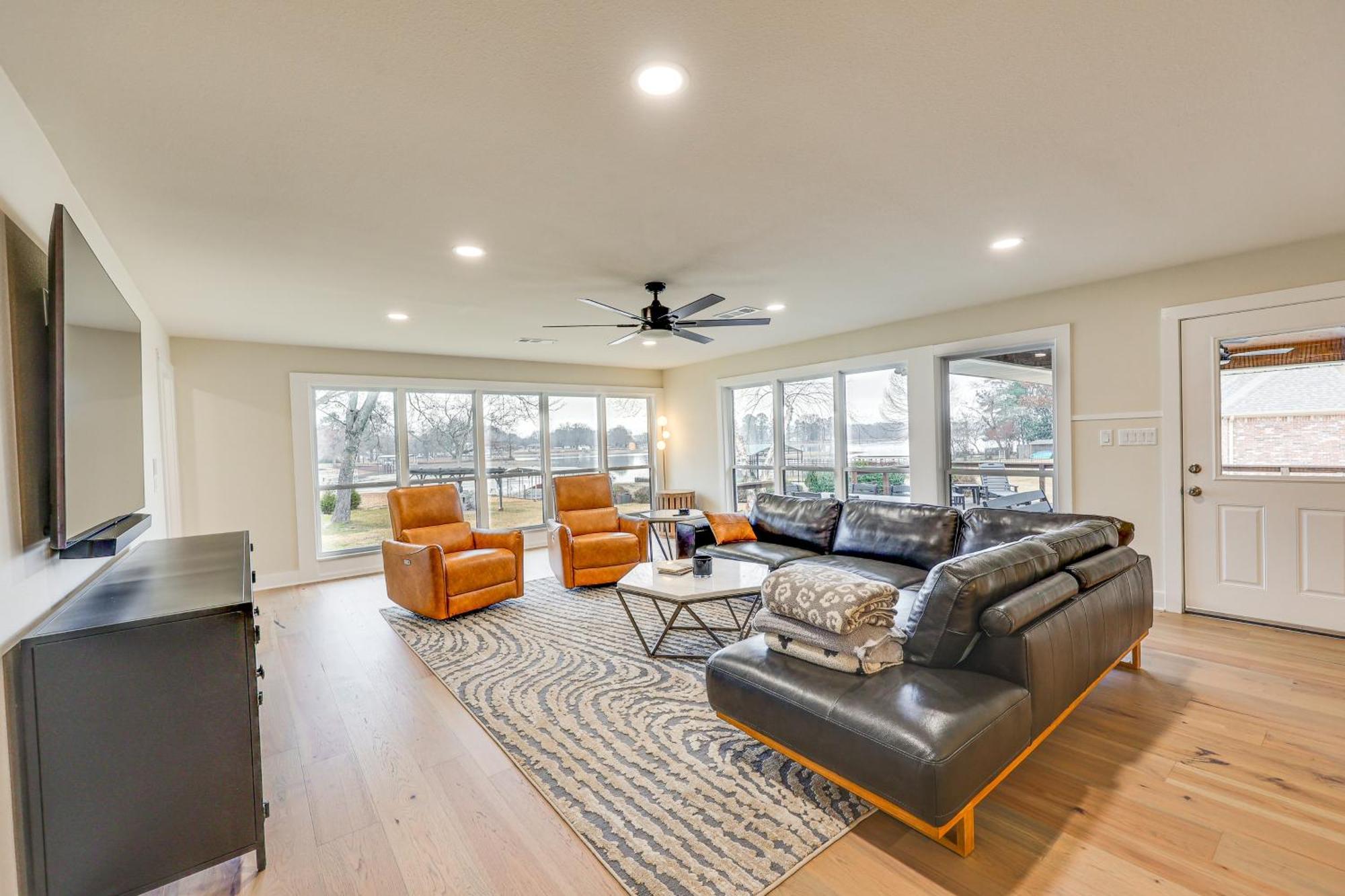 Grand Lakefront Home In Hot Springs With Boat Dock! Lake Hamilton Екстериор снимка